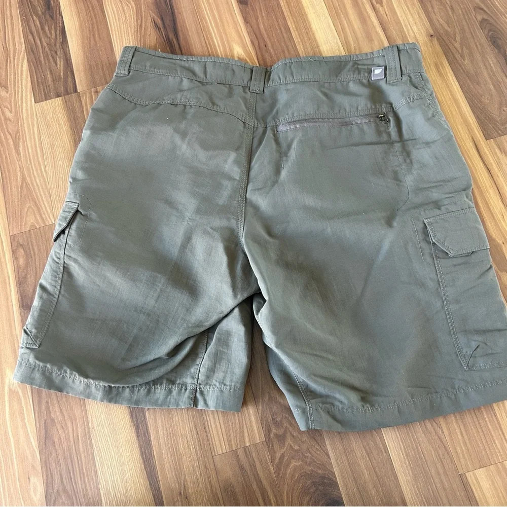 [The North Face] Green Cargo Shorts